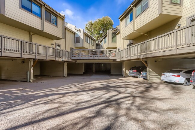 Building Photo - 827 Maxwell Ave