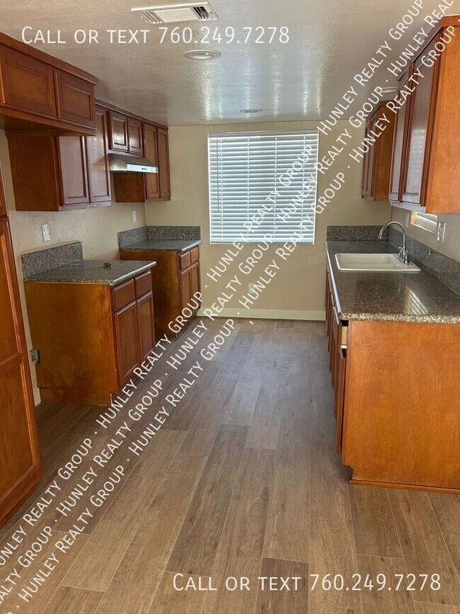 Foto del edificio - 15764 Wanaque Rd
