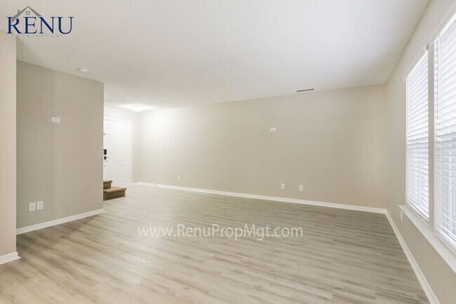 Foto del edificio - Now Available!
