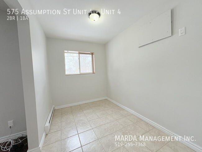 Building Photo - SPACIOUS 2BEDROOM/1BATHROOM SUITE IN DOWNT...