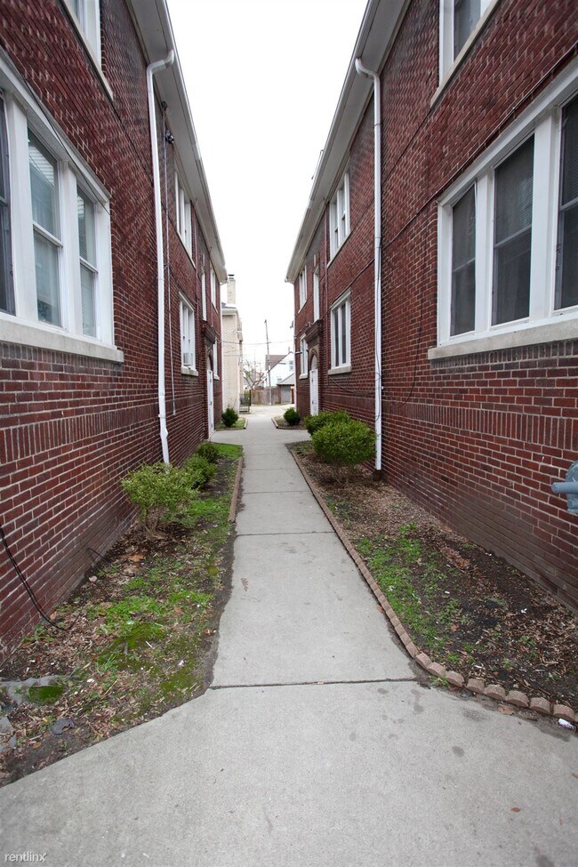 Foto del edificio - 2 br, 1 bath  - 2511 Central St Apt 9B