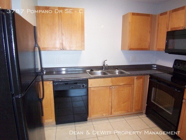 Building Photo - 3787 Pompano Dr SE