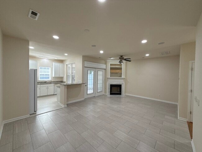 Building Photo - Spacious Townhome - Fresh Paint - New Carpet