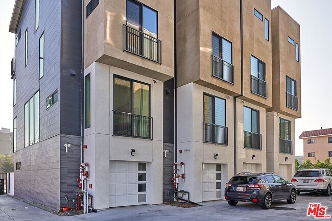 Foto del edificio - 2602 James M Wood Blvd