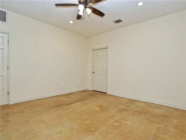 Foto del edificio - 2515 Pace Bend Rd S