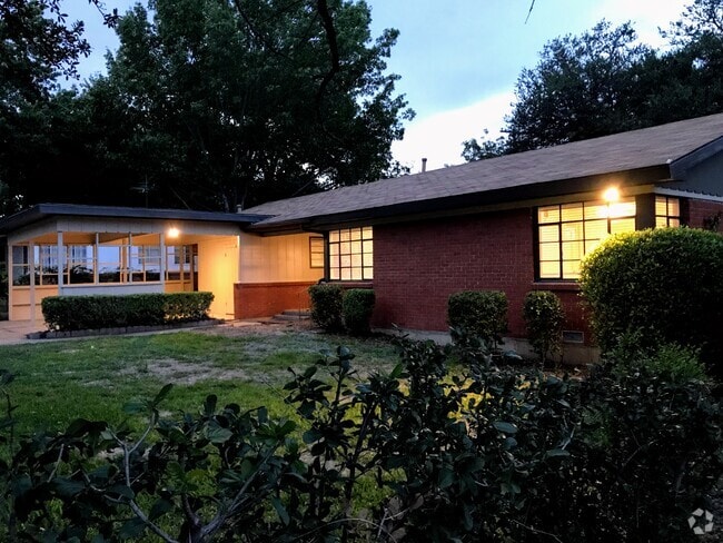 Building Photo - 3108 Medina Ave
