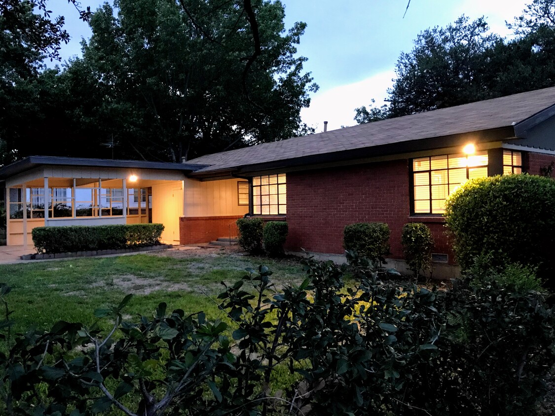 Primary Photo - 3108 Medina Ave