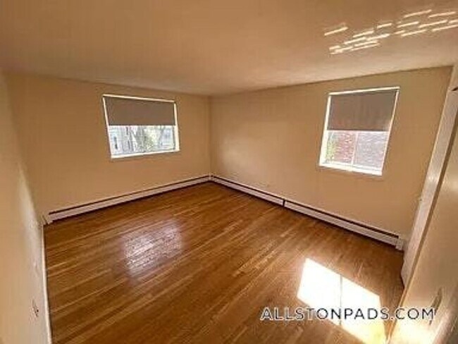 Foto del edificio - No Brokers Fee Unit in Allston, Laundry on...