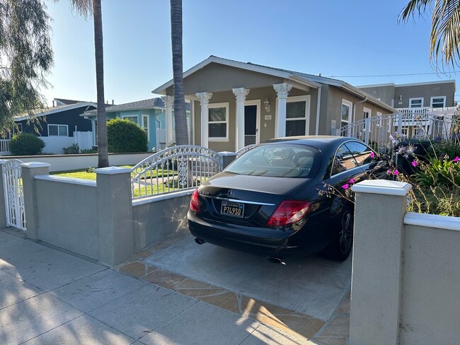 Building Photo - 1060 W 26th St