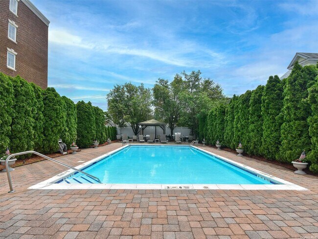 Building Photo - 242 Maple Ave