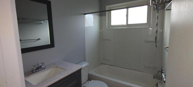 Building Photo - 200 Dalepark Dr
