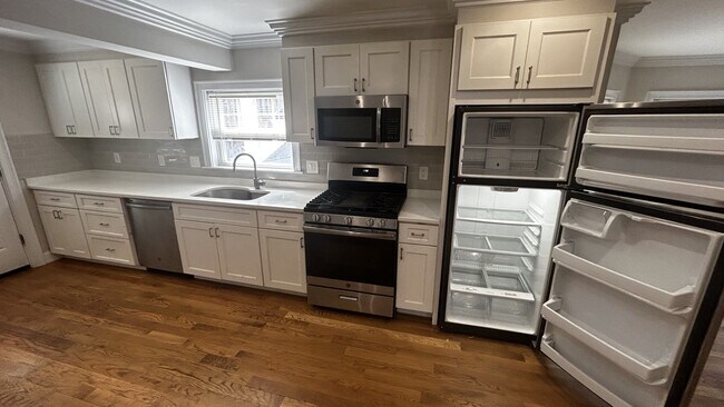 Foto del edificio - Great location 3-bedroom/2bath in Allston! Washer/Dryer in Unit!