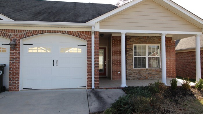 Primary Photo - 3 bed/2 bath home
