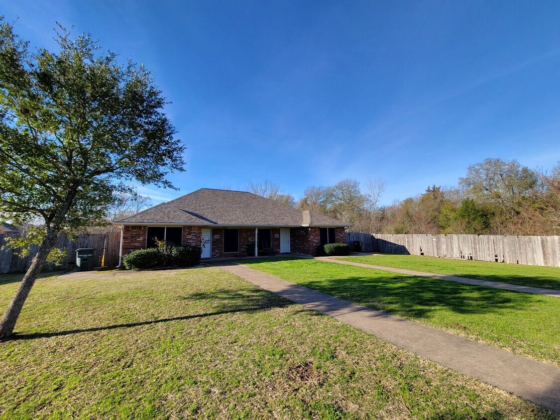 Building Photo - Bryan - 3 Bedroom - 2 Bath Duplex with Fen...