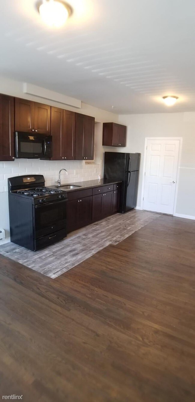 Building Photo - Studio, 1 bath  - 829 18th Ave