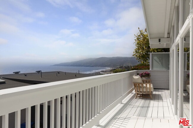 Foto del edificio - 29500 Heathercliff Rd