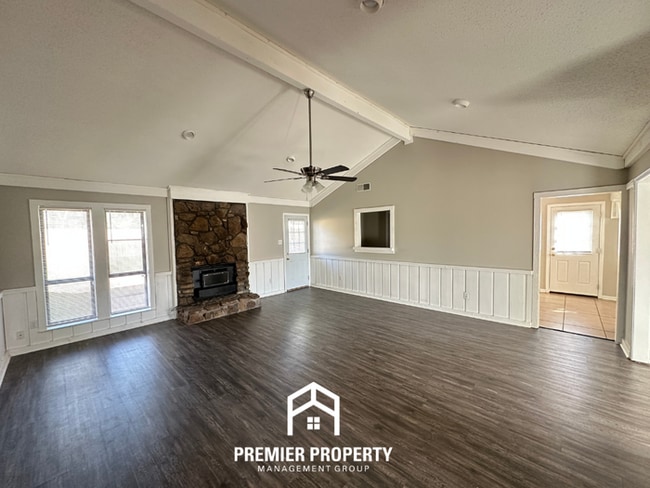 Building Photo - Charming 3 Bedroom Home for Rent in Memphis | High Ceilings, Fireplace & Fenced Yard