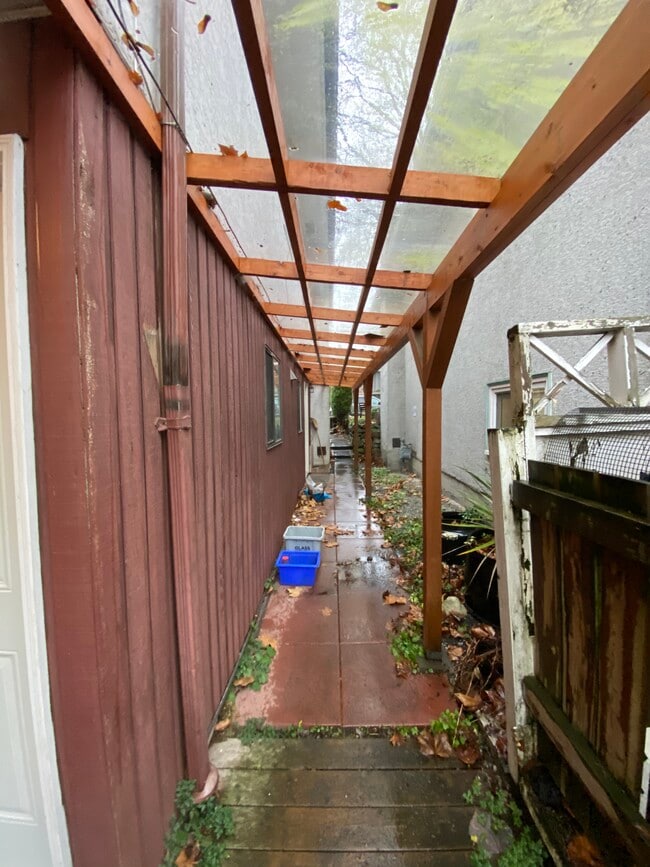 Building Photo - 142 42nd Av E