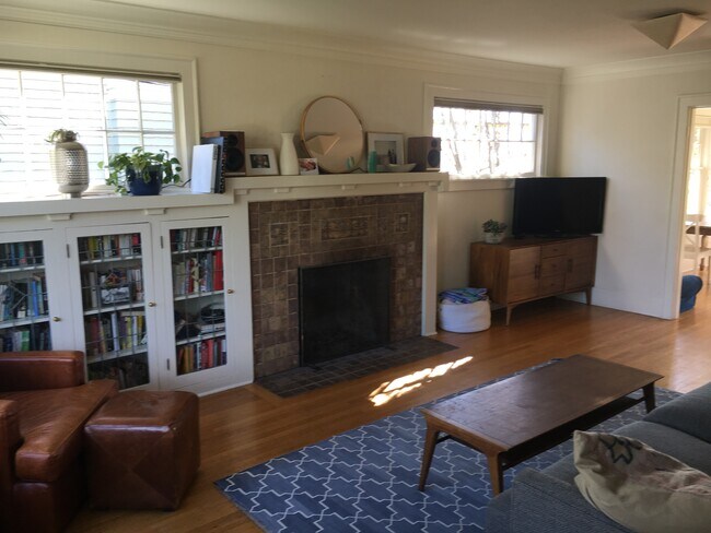 Sala de estar con gabinetes empotrados y chimenea original - 1509 31st Ave