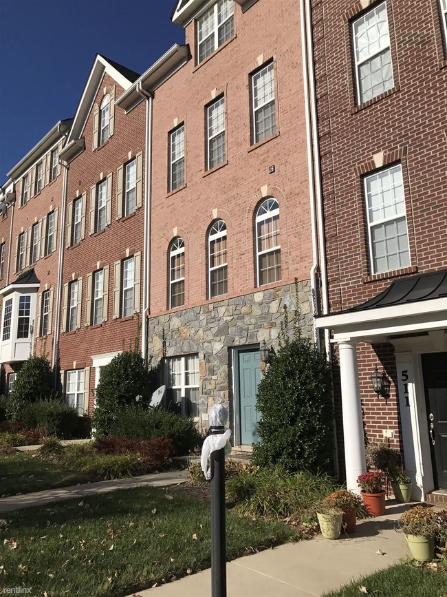 513 Girard St, Gaithersburg, MD 20877 Townhouse for Rent in