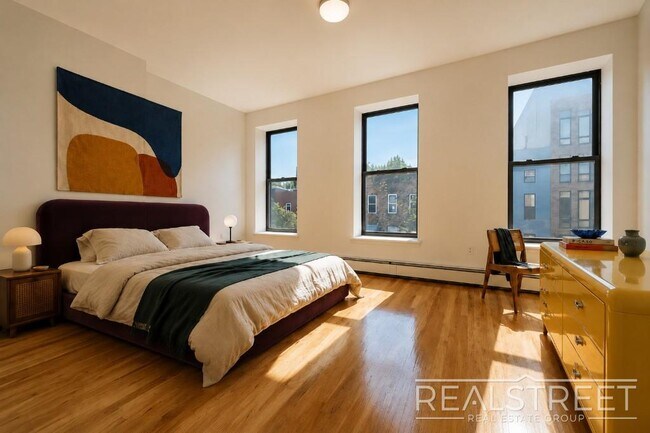 Foto del edificio - Charming 2 Bed 1.5 Bath Upper Duplex in Bushwick with Garden