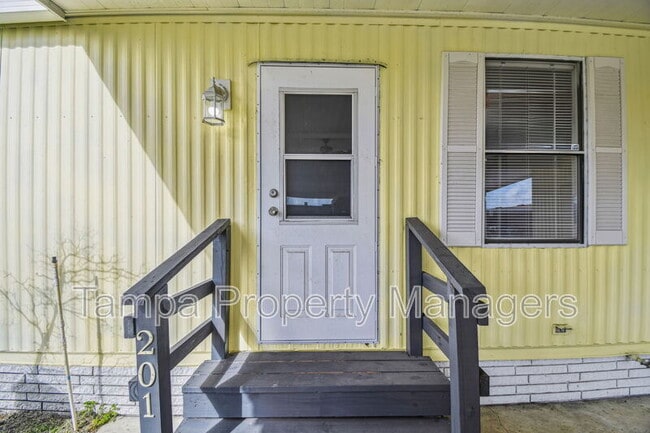 Building Photo - 201 Country Ln