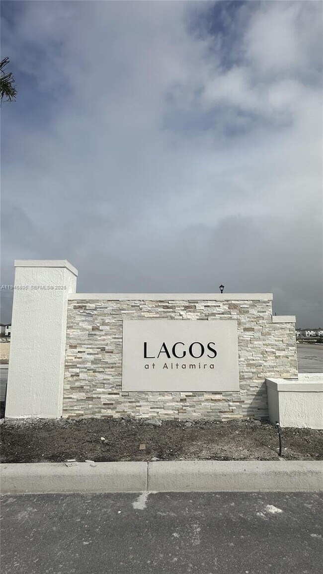 Foto del edificio - $2,300 2713 SE 26 Rd