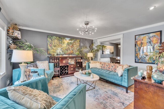 Foto del edificio - Modern 4 BR Colonial Retreat in River Bend...