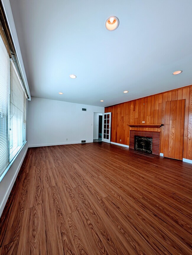 Foto del edificio - 1308 Claremont Pl