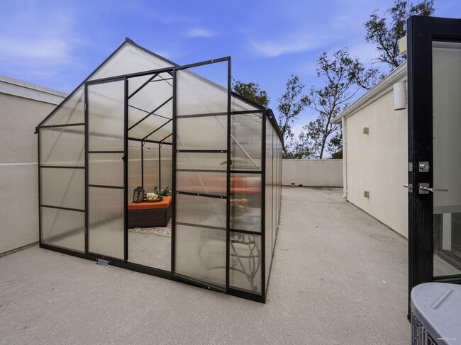 Building Photo - 2111 N Cahuenga Blvd