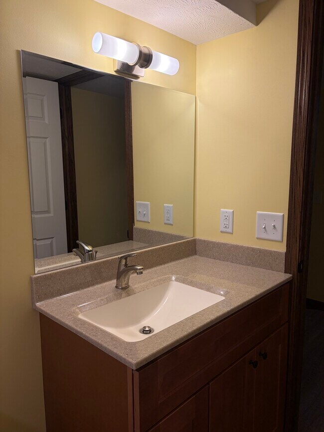 Foto del edificio - 8200 Broken Ridge Dr