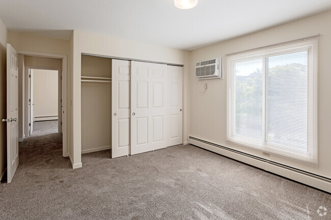 2BR, 1BA - 967 SF Renovated - Silver Oaks Court Apartments