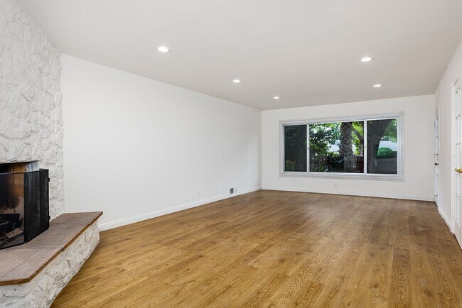Building Photo - Spacious 2BR on Millionaire's Row!