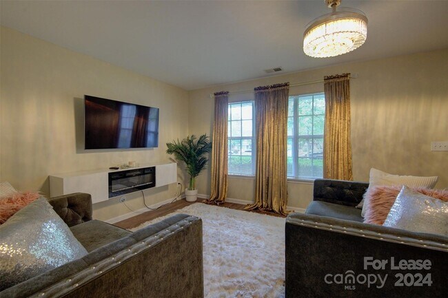 Building Photo - 3208 Summercroft Ln