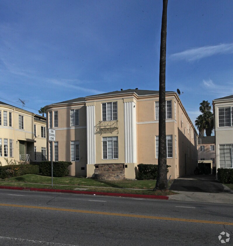 Building Photo - 2102 N Vermont Ave