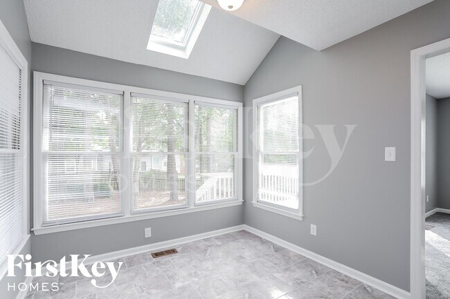 Foto del edificio - 4905 Chimney Springs Dr
