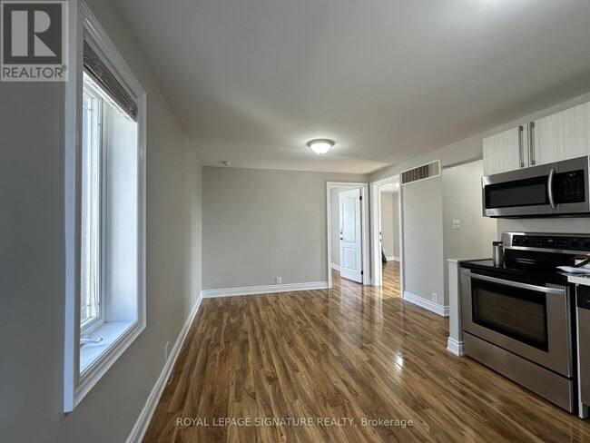 Building Photo - 899 Lakeshore Rd E