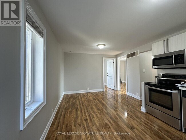 Photo du bâtiment - 899 Lakeshore Rd E