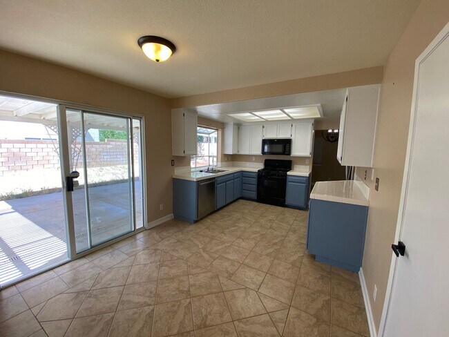 Building Photo - Quartz Hill Beauty
