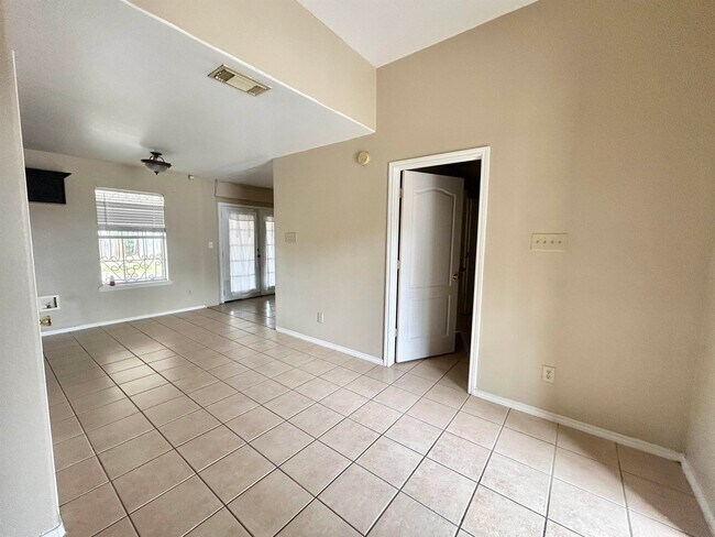 Foto del edificio - 301 Lily Ln