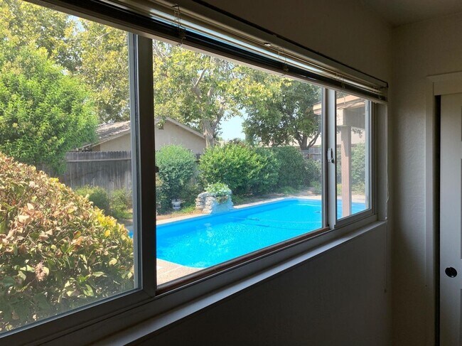 Foto del edificio - Enjoy the Backyard Pool at This 4-Bedroom ...