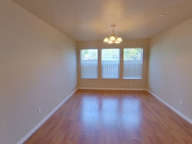 Foto del edificio - Huge 6 Bed/4 Bath at 21st and Onyx Alley