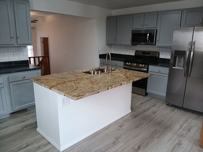 Building Photo - Charming 3-bedroom, 2-bathroom! Showings available NOW! New appliances! SPECIAL!!