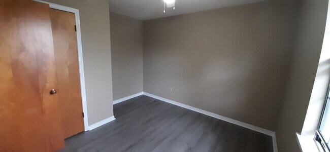 Building Photo - 630 N Van Buren St