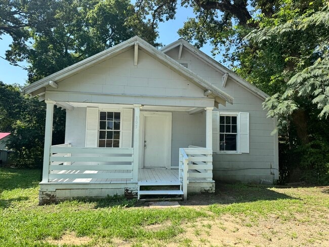 Building Photo - 1005 D St