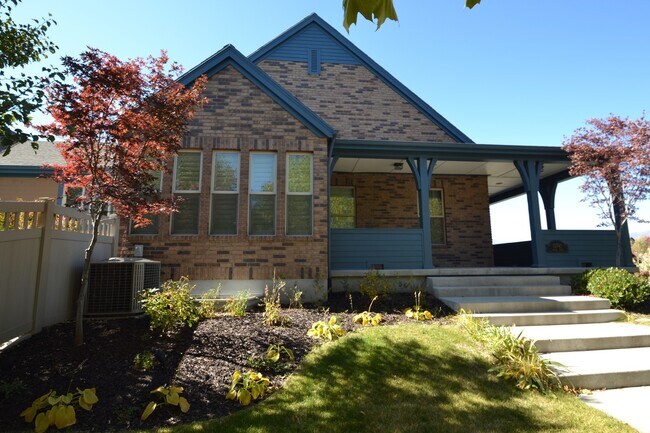Building Photo - Stunning 6 bedroom 3 bathroom home in Daybreak South Jordan!!!