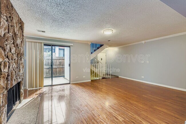 Foto del edificio - 6468 E Bates Ave