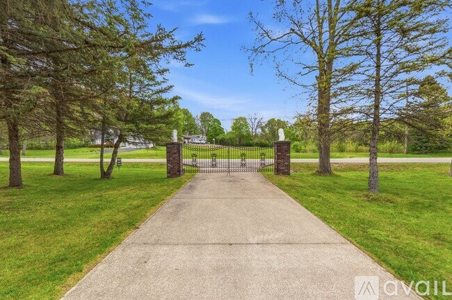 Foto del edificio - 1392 Maple Grove Rd