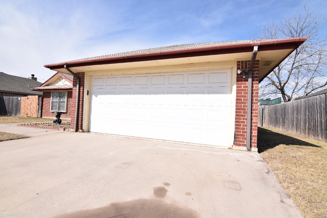 Building Photo - 4201 Carolyn Dr