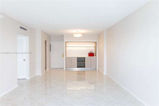 Building Photo - 400 Kings Point Dr